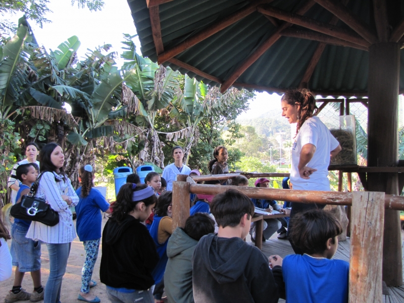 Durante a visita, os alunos aprenderam como funciona uma compostagem.