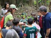 Dia da Árvore: mudas de espécies nativas produzidas pela Floram são plantados por estudantes na Costa da Lagoa