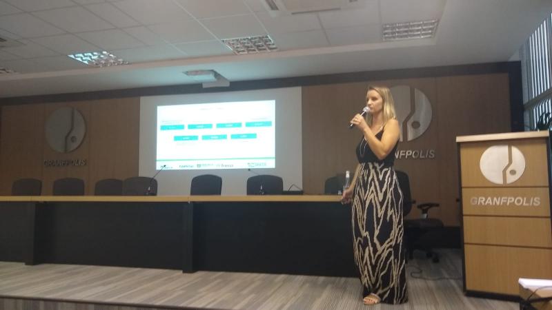 Daiana Bastezini no seminário sobre valorização de resíduos orgânicos