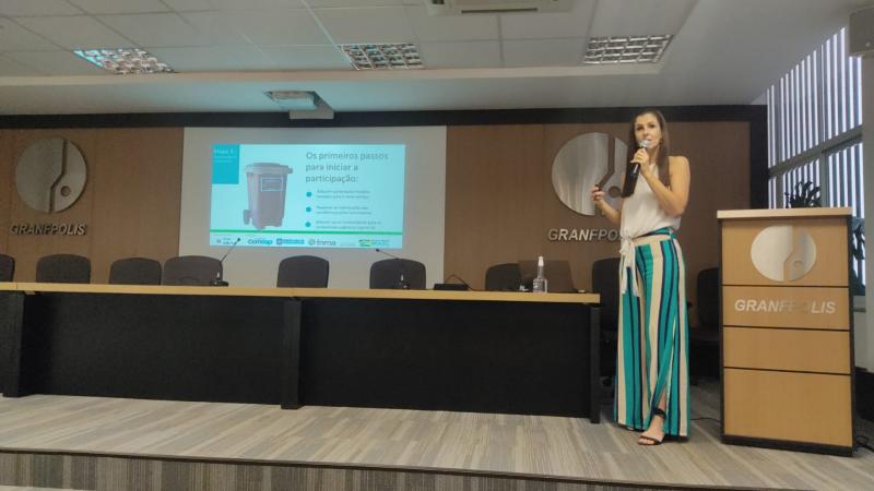 Karina da Silva de Souza no seminário sobre valorização de resíduos orgânicos