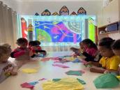 Crianças do Neim do Futuro Doralice Maria Dias desenvolvendo suas habilidades motoras através do movimento Maker.